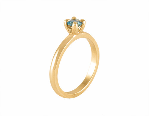 18k green gold ring with blue sapphire